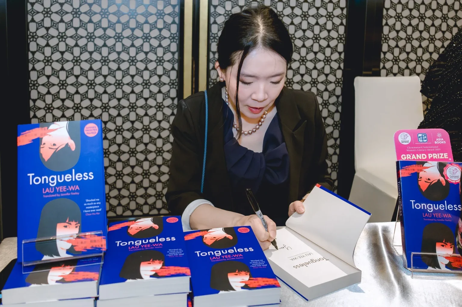 “เสียงที่ไม่ยอมเงียบ” Lau Yee-Wa (เลายี่หวา)   นวนิยาย Tongueless คว้ารางวัล 5 แสนบาท  จากเวทีนักเขียนหญิง “ชมนาดอินเตอร์ 2025”