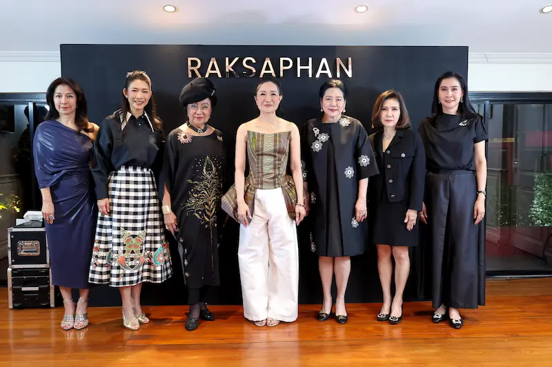 ‘RAKSAPHAN’ เปิดฉากคอลเลกชันระดับมาสเตอร์พีซคอลเลกชันแรก รังสรรค์ “ผ้าลายน้ำไหล” สู่ชิ้นงานศิลปะสะสมสุดลิมิเต็ด ถ่ายทอดภูมิปัญญาท้องถิ่นสู่สุนทรียภาพระดับสากล